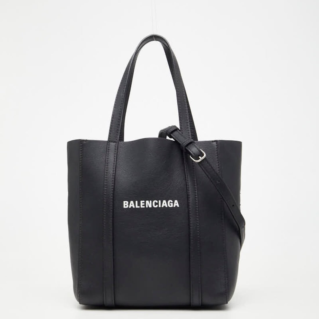 Balenciaga Everyday Tote XXS Bag Shoulder 2WAY 551815 Black Leather Women's BALENCIAGA: --- Catalog ---Category: SizeStrap Drop: 58.5cm / 23.03''Handle Drop: 13.00cm / 5.12''Size (HxWxD): 21cm x 19cm x 9cm / 8.26'' x 7.48'' x 3.54''Category: DesignType: Shoulder bag, Tote bagColor: Black