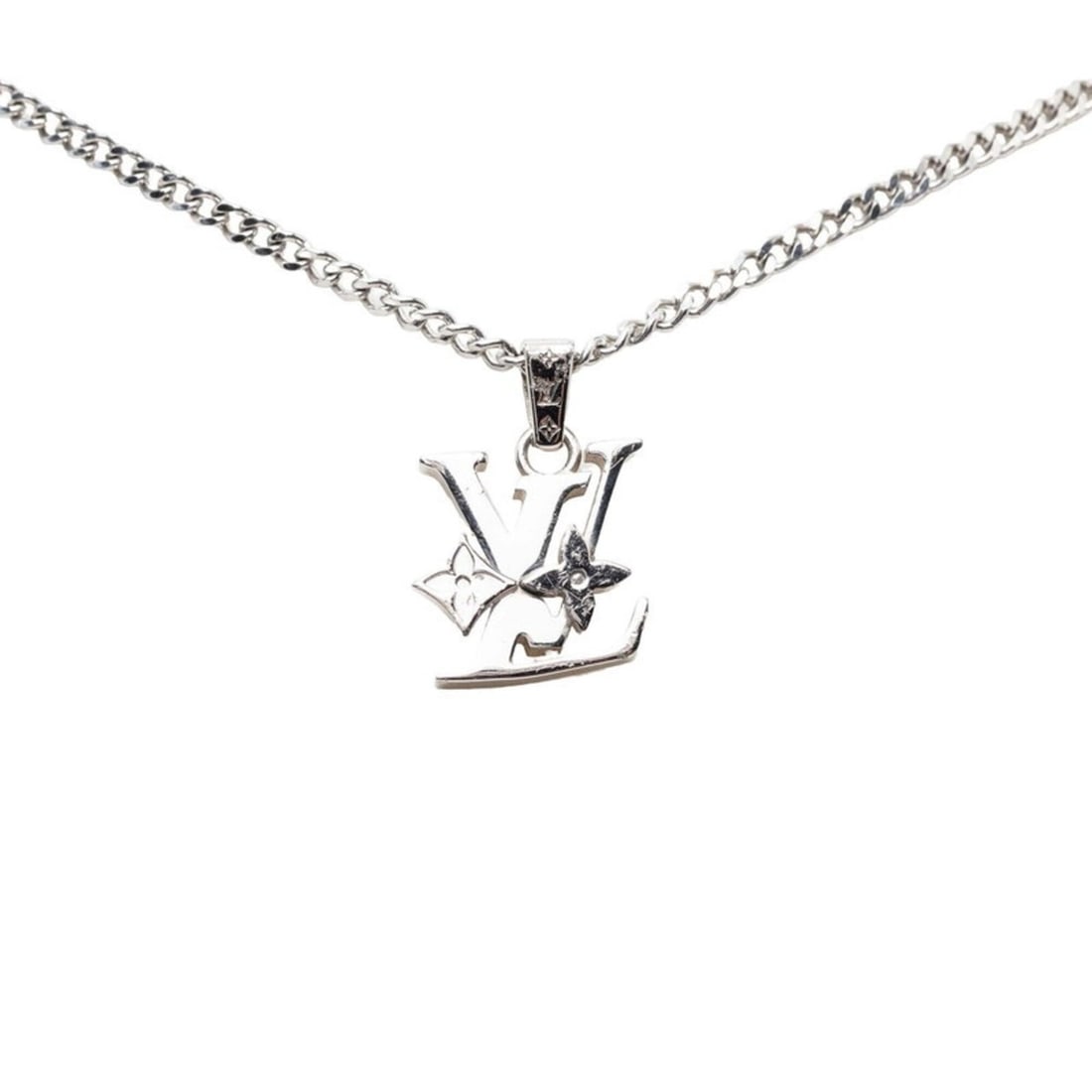 Louis Vuitton Monogram Low Chain Necklace MO2254 Silver Metal Pendant for Women LOUIS VUITTON: --- Catalog ---Category: SizePendant Size: 17.3mm x 17.1mm / 0.68'' x 0.67''Neck Circumference: 54 cm / 21.25''Category: DesignColor: SilverGender: WomenMaterial: MetalNecklace Type: