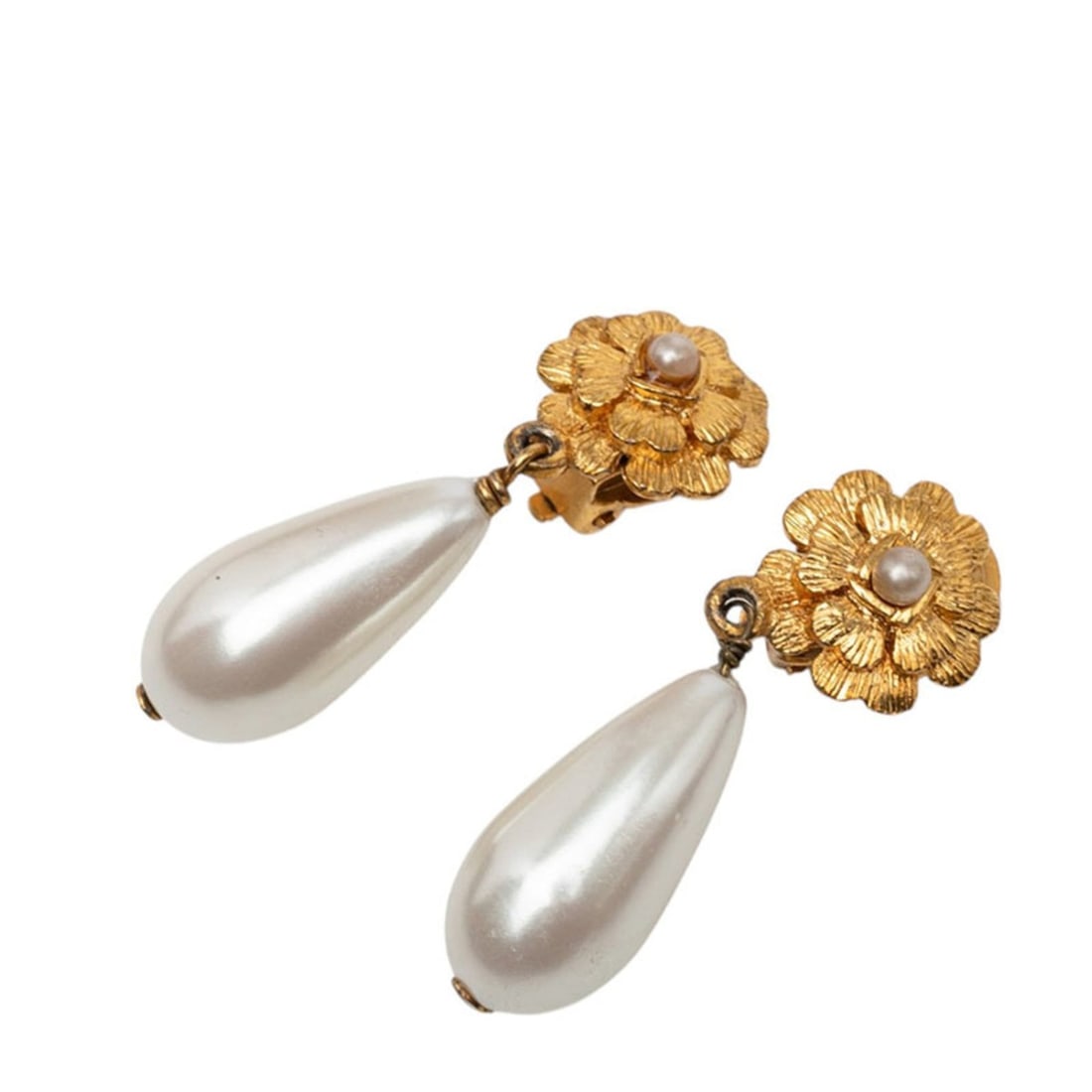 Chanel Camellia Vintage Swing Earrings, 93A Stamp, Gold and White Plated, Faux Pearl, Women's.: --- Catalog ---Category: SizeSize (HxWxD): 46.20mm x 15.00mm / 1.82'' x 0.59''Category: DesignType: Drop earringsColor: GoldStone: Artificial pearlGender: WomenMaterial: Gold platingStone Color: White