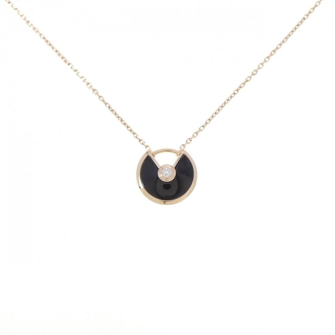 Cartier Amulette Extra Small Necklace: --- Catalog ---Category: SizePendant Size: 11.3mm x 12.1mm / 0.44'' x 0.47''Neck Circumference: 38 cm - 41 cm / 14.96'' - 16.14''Category: DesignStone: Diamond, OnyxGender: WomenMaterial: Pink gold