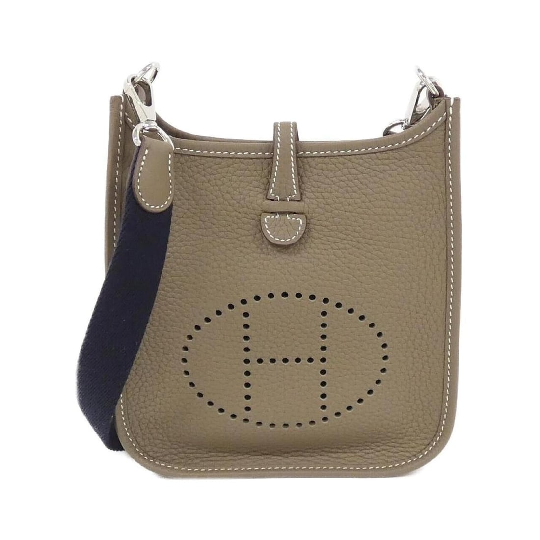 Hermes Evelyne Amazon 16cm 069426CK Shoulder Bag: --- Catalog ---Category: SizeSize (HxWxD): 18cm x 17cm x 5.5cm / 7.08'' x 6.69'' x 2.16''Category: DesignType: Shoulder bagColor: Beige, Etoupe grayGender: WomenMaterial: Taurillon clemence leather