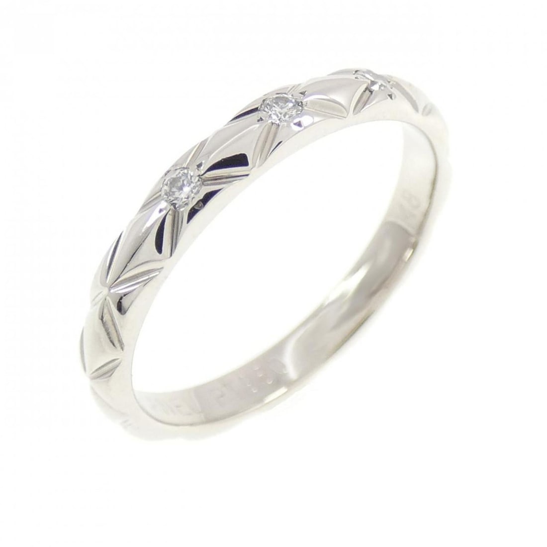 Chanel diamond ring: --- Catalog ---Category: SizeWidth: 2.4mm / 0.09''Weight: 2.7g / 0.09oz.JP Size: 7.5US Size: 4Brand Size: 48Category: DesignType: Band ringMetal: PlatinumStone: DiamondMetal Purity: