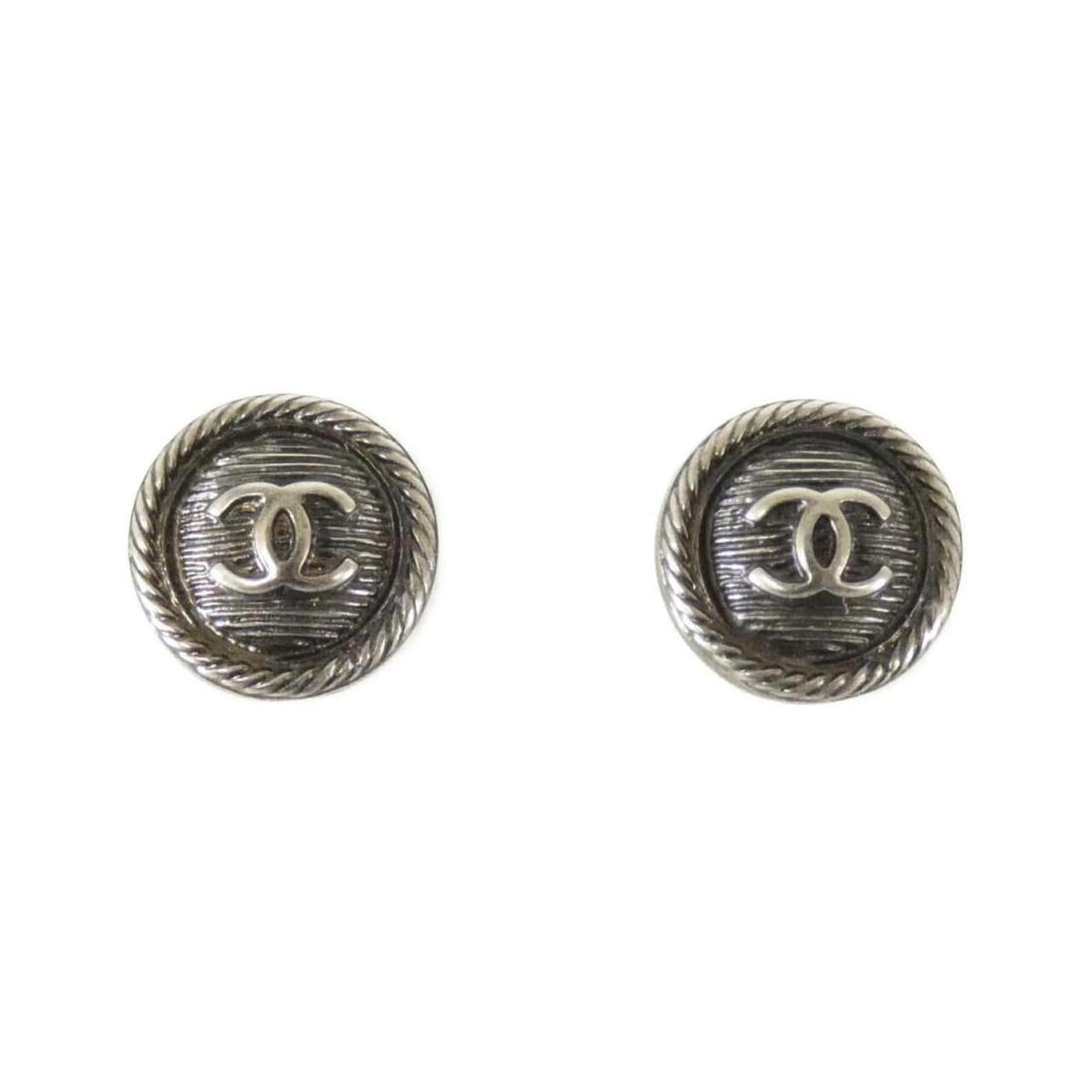 Chanel 58725 Earrings: --- Catalog ---Category: SizeSize (HxWxD): 12.00mm x 12.00mm / 0.47'' x 0.47''Category: DesignType: Stud earringsGender: WomenCategory: GeneralMPN: 58725Brand: Chanel--- Item List ---Section: