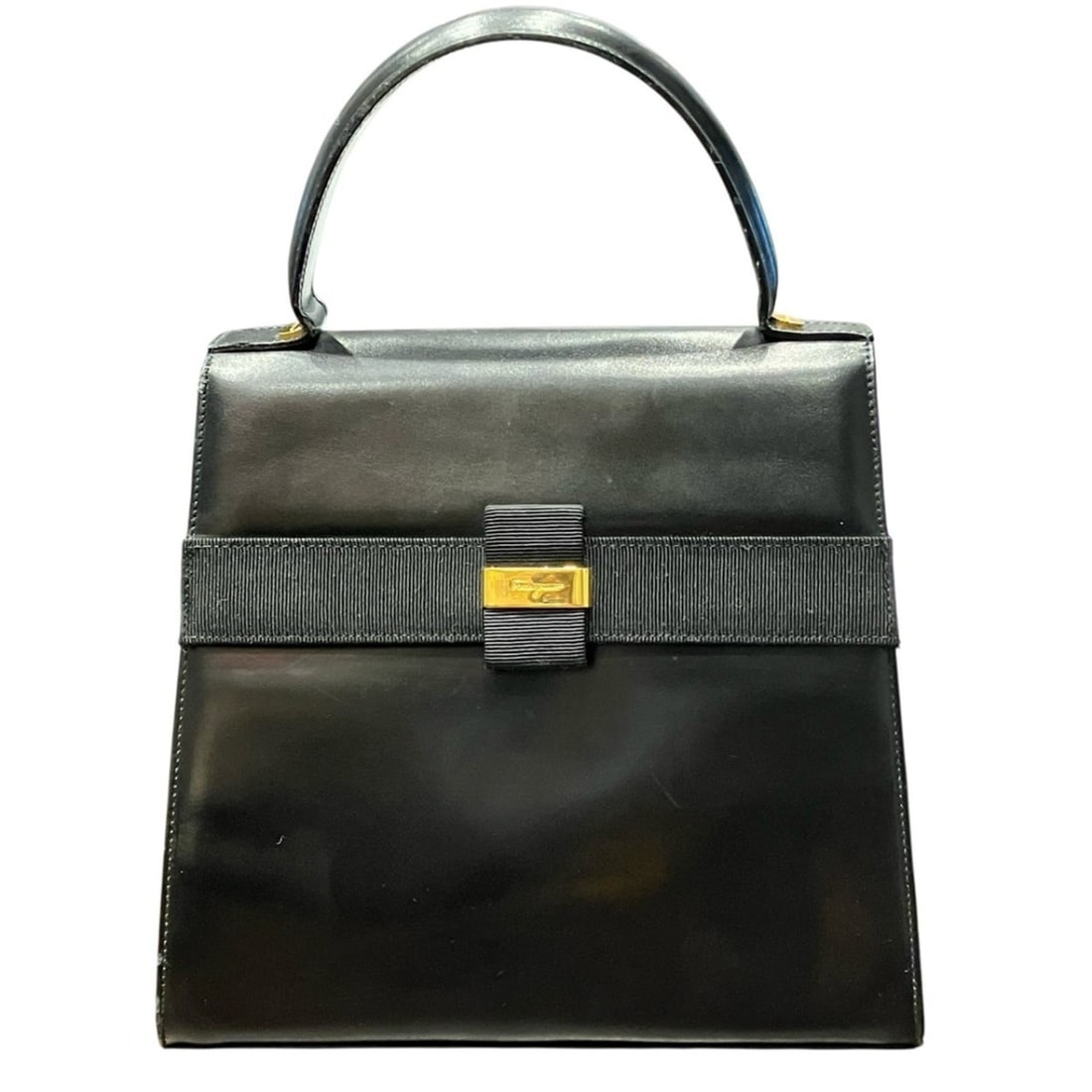 Salvatore Ferragamo handbag, Vara ribbon, leather.: --- Catalog ---Category: SizeSize (HxWxD): 22cm x 22.5cm x 7.5cm / 8.66'' x 8.85'' x 2.95''Category: DesignType: HandbagColor: BlackGender: WomenMaterial: Leather Category: GeneralBrand: Salvatore Fer