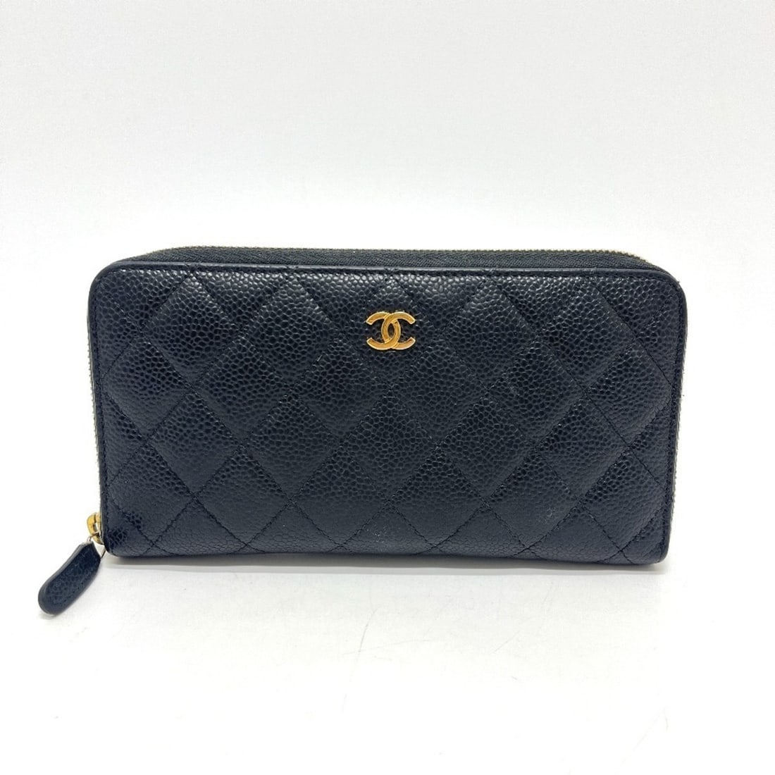 CHANEL A50097 Matelassé Coco Mark Round Wallet Long Caviar Leather Women's Black: --- Catalog ---Category: SizeSize (HxWxD): 10cm x 19.5cm x 2cm / 3.93'' x 7.67'' x 0.78''Category: DesignType: Long wallet (bi-fold)Color: BlackGender: WomenMaterial: Grained Calfskin Category: Genera
