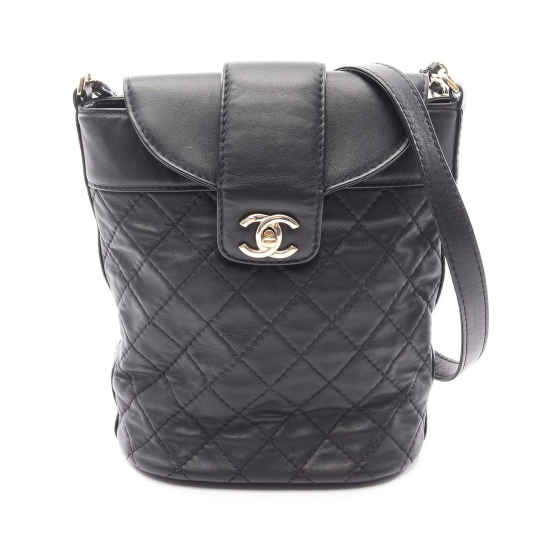 Chanel Matelassé Bucket Shoulder Bag/Handbag, Leather, Women's, Black: --- Catalog ---Category: SizeSize (HxWxD): 27cm x 20cm x 13cm / 10.62'' x 7.87'' x 5.11''Strap Length: 88cm / 34.64''Category: DesignType: Handbag, Shoulder bagColor: BlackGender: WomenMaterial: Leath