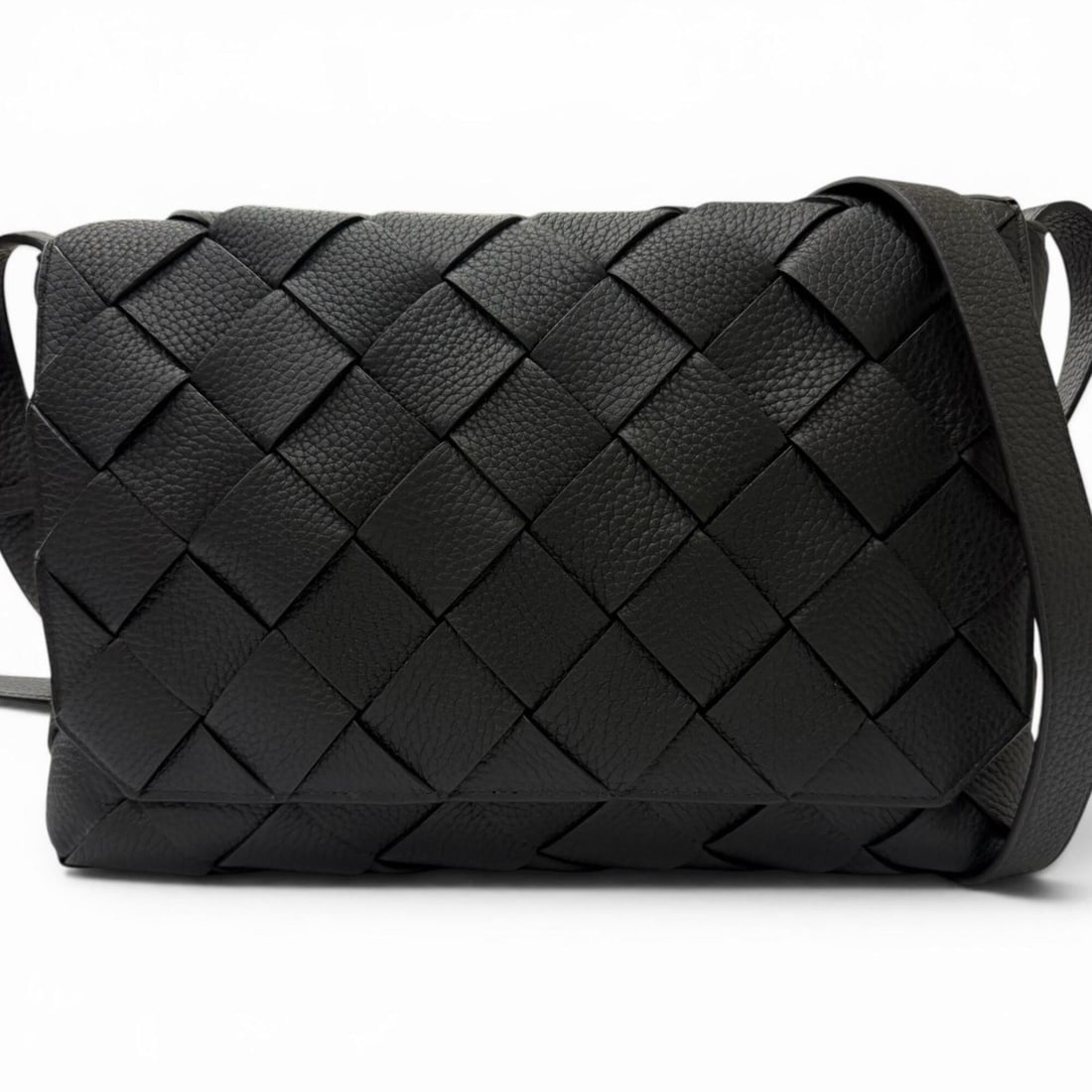 BOTTEGA VENETA 815796 Large Diago Grain Leather Intrecciato Shoulder Bag, Black, Made in Italy,: --- Catalog ---Category: SizeSize (HxWxD): 24cm x 36cm x 4.5cm / 9.44'' x 14.17'' x 1.77''Category: DesignType: Shoulder bagColor: BlackGender: MenMaterial: Leather Category: GeneralMPN: 815796Brand: 