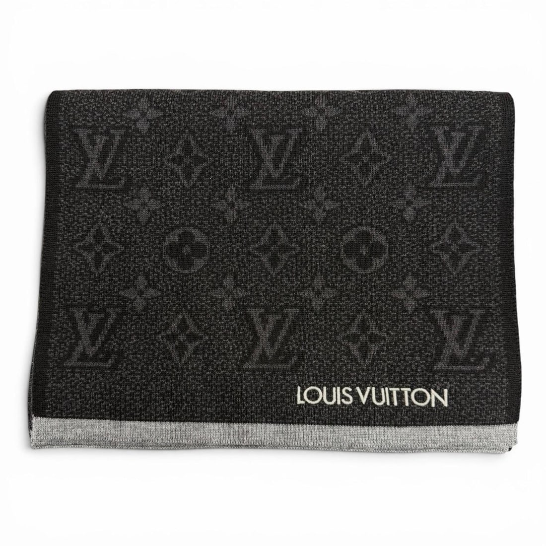 LOUIS VUITTON (Louis Vuitton) 2025 model M73468 Echarpe My Monogram Eclipse 100% Wool Logo: --- Catalog ---Category: SizeSize (LxW): 1.86m x 29.5cm / 73.22'' x 11.61''Category: DesignType: StoleColor: Black, GrayGender: MenMaterial: Wool Category: GeneralMPN: M73468Brand: Louis VuittonCountr