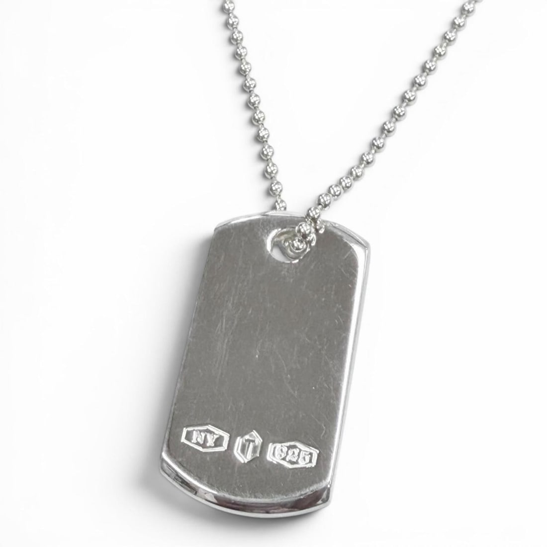 TIFFANY&Co. Tiffany Makers ID Tag Pendant AG925 Current Model Necklace Silver Total Weight 24.0g: --- Catalog ---Category: SizePendant Size: 32mm x 17mm / 1.25'' x 0.66''Neck Circumference: 61.5 cm / 24.21''Category: DesignColor: SilverGender: Men,WomenMaterial: Silver 925Pendant Type: PendantNeck