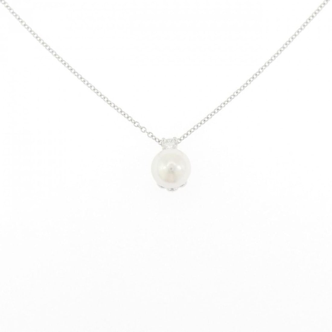 Tiffany Signature Pearl Necklace 7.1mm: --- Catalog ---Category: SizePendant Size: 10.2mm x 7.1mm / 0.4'' x 0.27''Neck Circumference: 40 cm / 15.74''Category: DesignColor: White goldStone: Diamond, PearlGender: WomenMaterial: White gold
