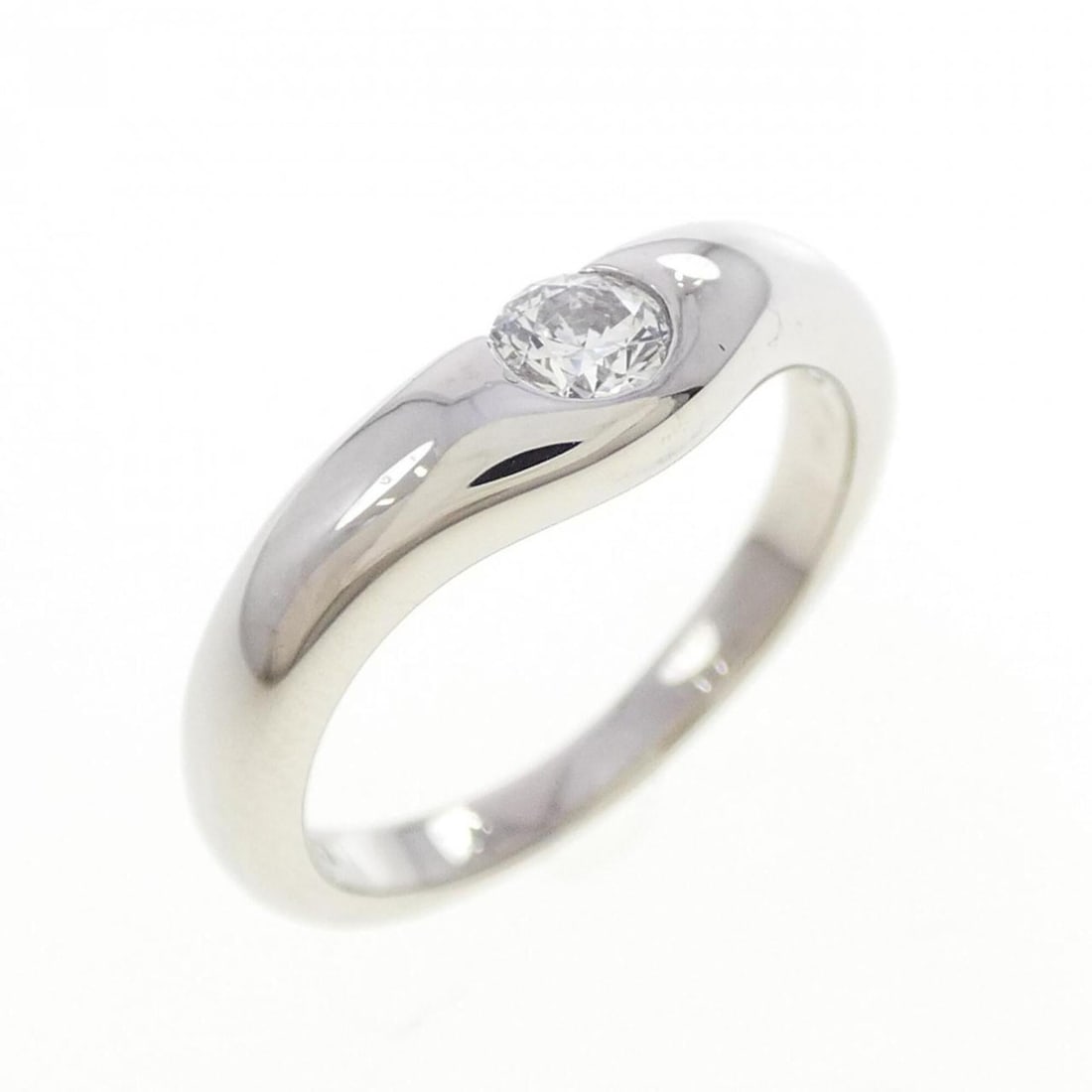 Tiffany Curved Ring: --- Catalog ---Category: SizeJP Size: 9US Size: 5Category: DesignType: Band ringColor: PlatinumStone: DiamondGender: WomenMaterial: Platinum 950Category: GeneralBrand: Tiffany--- Item List