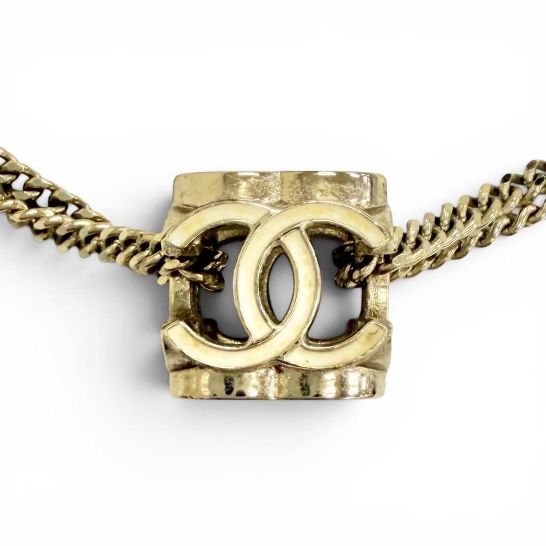 CHANEL A22K CC Logo Coco Mark Cube Necklace Choker Accessory Gold Tone Made in Italy Women's Comes: --- Catalog ---Category: SizePendant Size: 11mm x 11mm / 0.43'' x 0.43''Neck Circumference: 29.5 cm - 39.5 cm / 11.61'' - 15.55''Category: DesignColor: GoldGender: WomenNecklace Type: NecklaceCategory
