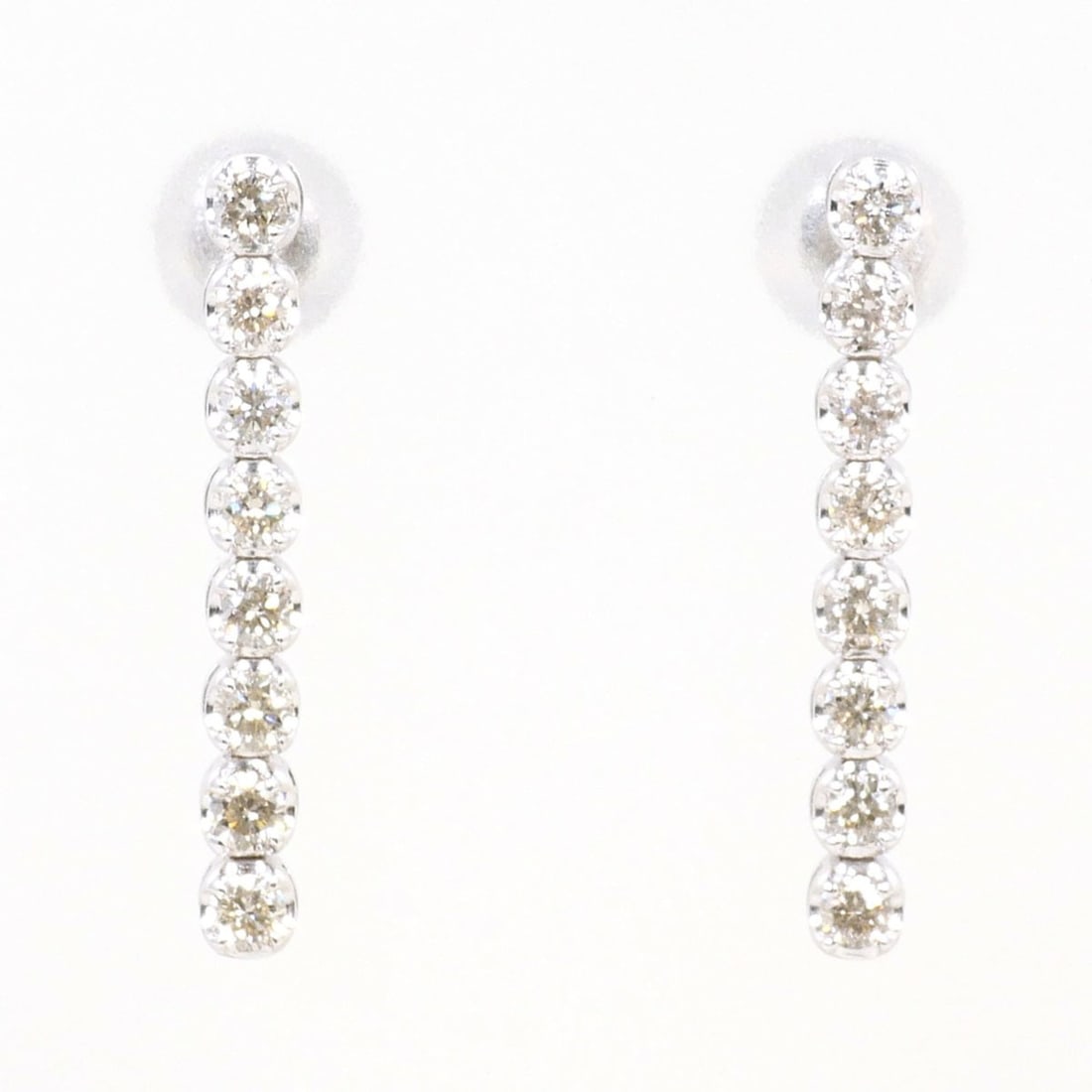 18K (18-karat white gold) earrings with 0.25ct diamonds, total weight 1.2g, like new.: --- Catalog ---Category: SizeWeight: 1.2g / 0.04oz.Category: DesignType: Drop earringsColor: White goldMetal: White GoldStone: DiamondGender: WomenMaterial: White gold (18K)Metal Purity: 18KWeight (ct
