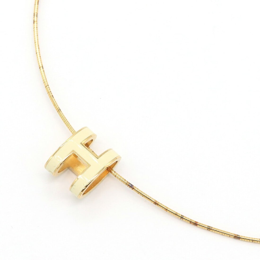 Hermes Choker Pop H Cream Gold Metal Necklace Omega Chain Women's HERMES: --- Catalog ---Category: SizePendant Size: 12mm x 16mm / 0.47'' x 0.62''Neck Circumference: 42 cm / 16.53''Category: DesignColor: Cream, GoldGender: WomenMaterial: MetalNecklace Type: NecklaceCategory