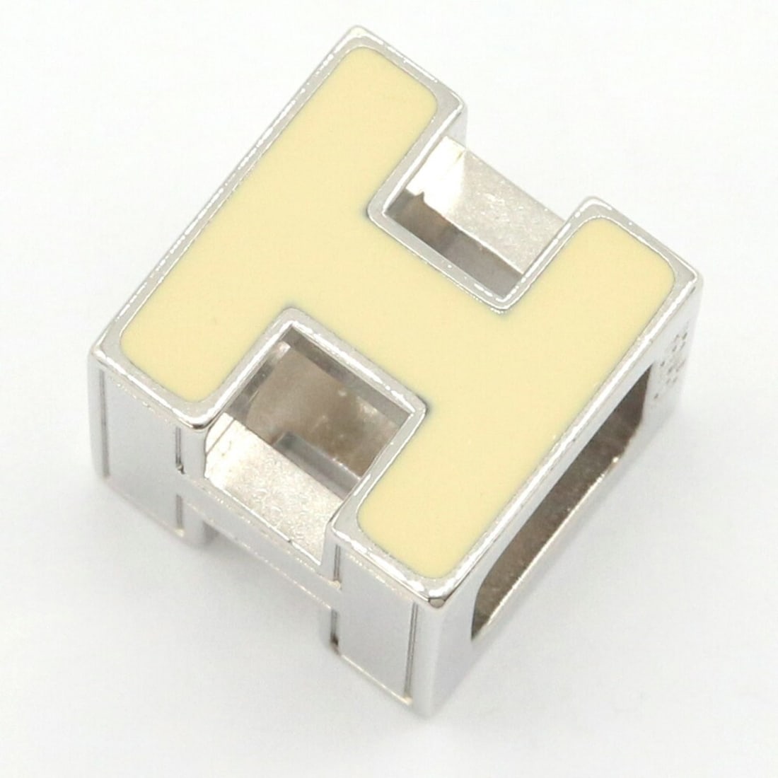 Hermes Cage d'H H-Cube Pendant Top, Cream Silver Metal Head, Necklace for Women: --- Catalog ---Category: SizePendant Size: 121mm x 12mm / 4.76'' x 0.47''Category: DesignColor: Cream, SilverGender: WomenMaterial: MetalNecklace Type: PendantCategory: GeneralBrand: Hermes--- Item Li