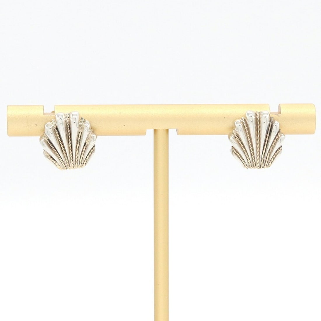 Tiffany & Co. Earrings, Shell Design, Sterling Silver 925 Yellow Gold, Vintage Style, Ladies': --- Catalog ---Category: SizeSize (HxWxD): 11.70mm x 11.00mm / 0.46'' x 0.43''Category: DesignType: Stud earringsGender: WomenMaterial: Sterling silver 925, Yellow goldCategory: GeneralBrand: Tiffany-