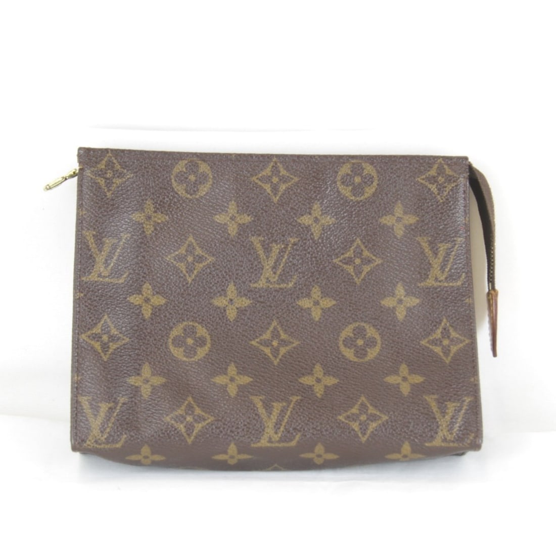 LOUIS VUITTON Louis Vuitton Pochette Toilette 19 M47544 Pouch Monogram Canvas Women's: --- Catalog ---Category: SizeSize (HxWxD): 14cm x 18.5cm x 6cm / 5.51'' x 7.28'' x 2.36''Category: DesignType: PouchColor: MonogramGender: WomenClosure: ZipperMaterial: Monogram Category: GeneralLine: