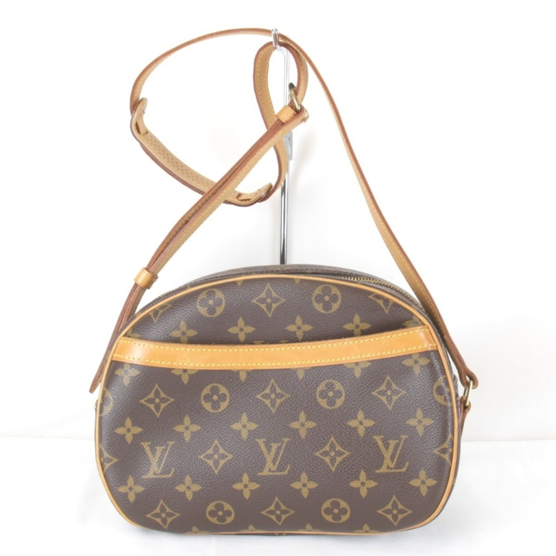 LOUIS VUITTON Blois M51221 Shoulder Bag, Monogram Canvas, Monogram, Women's: --- Catalog ---Category: SizeWeight: 570g / 1.25lb.Size (HxWxD): 19cm x 24cm x 12cm / 7.48'' x 9.44'' x 4.72''Strap Length: 107cm / 42.12''Category: DesignType: Shoulder bagColor: MonogramGender: Wome