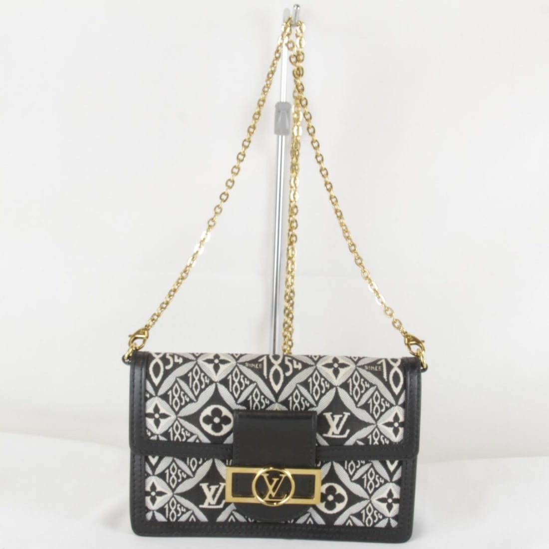 LOUIS VUITTON Louis Vuitton Jacquard Portefeuille Dauphine M69992 Shoulder Bag Canvas/Leather Black: --- Catalog ---Category: SizeSize (HxWxD): 12cm x 18.5cm x 6cm / 4.72'' x 7.28'' x 2.36''Strap Length: 116cm / 45.66''Category: DesignType: Shoulder bagColor: BlackGender: WomenClosure: MagnetMaterial