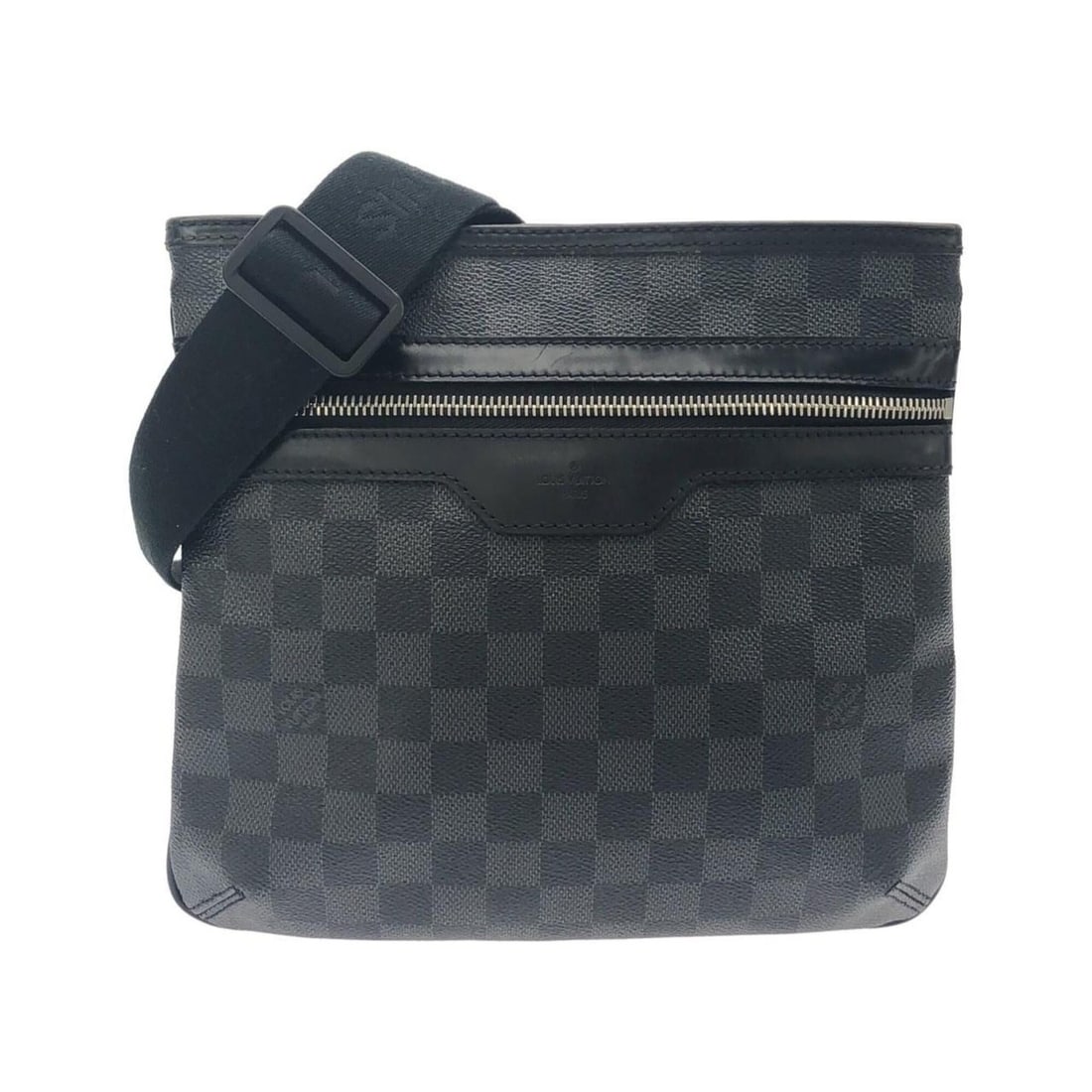 Louis Vuitton Damier Graphite Thomas N58028 Shoulder Bag: --- Catalog ---Category: SizeSize (HxWxD): 23.5cm x 25cm x 2.5cm / 9.25'' x 9.84'' x 0.98''Category: DesignType: Shoulder bagColor: GraphiteGender: MenMaterial: Coated canvas Hardware Color: SilverCat