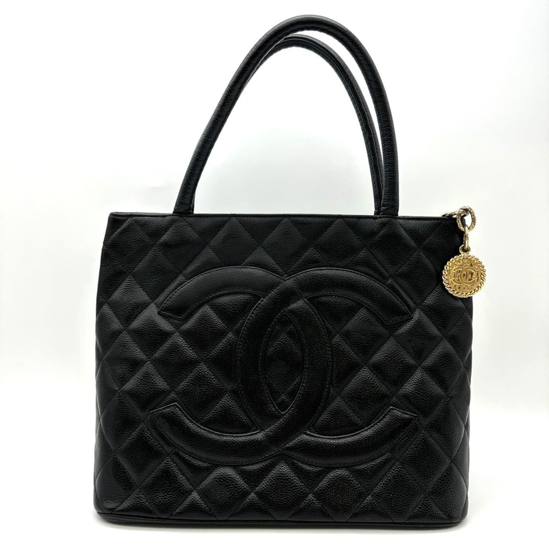 CHANEL Reissue Tote Bag, Handbag, Shoulder Caviar Leather, Women's: --- Catalog ---Category: SizeSize (HxWxD): 25cm x 30cm x 15cm / 9.84'' x 11.81'' x 5.9''Category: DesignType: Handbag, Shoulder bag, Tote bagColor: BlackGender: WomenMaterial: Leather Category: Genera