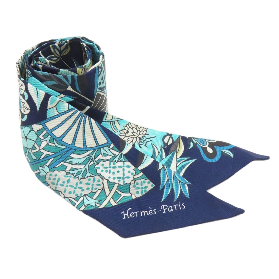 Hermes Twilly Scarf Muffler Silk Women's HERMES: --- Catalog ---Category: SizeSize (LxW): 85cm x 5cm / 33.46'' x 1.96''Category: DesignType: ScarfColor: Green, NavyGender: WomenMaterial: Silk Category: GeneralLine: TwillyBrand: Hermes--- Item List -