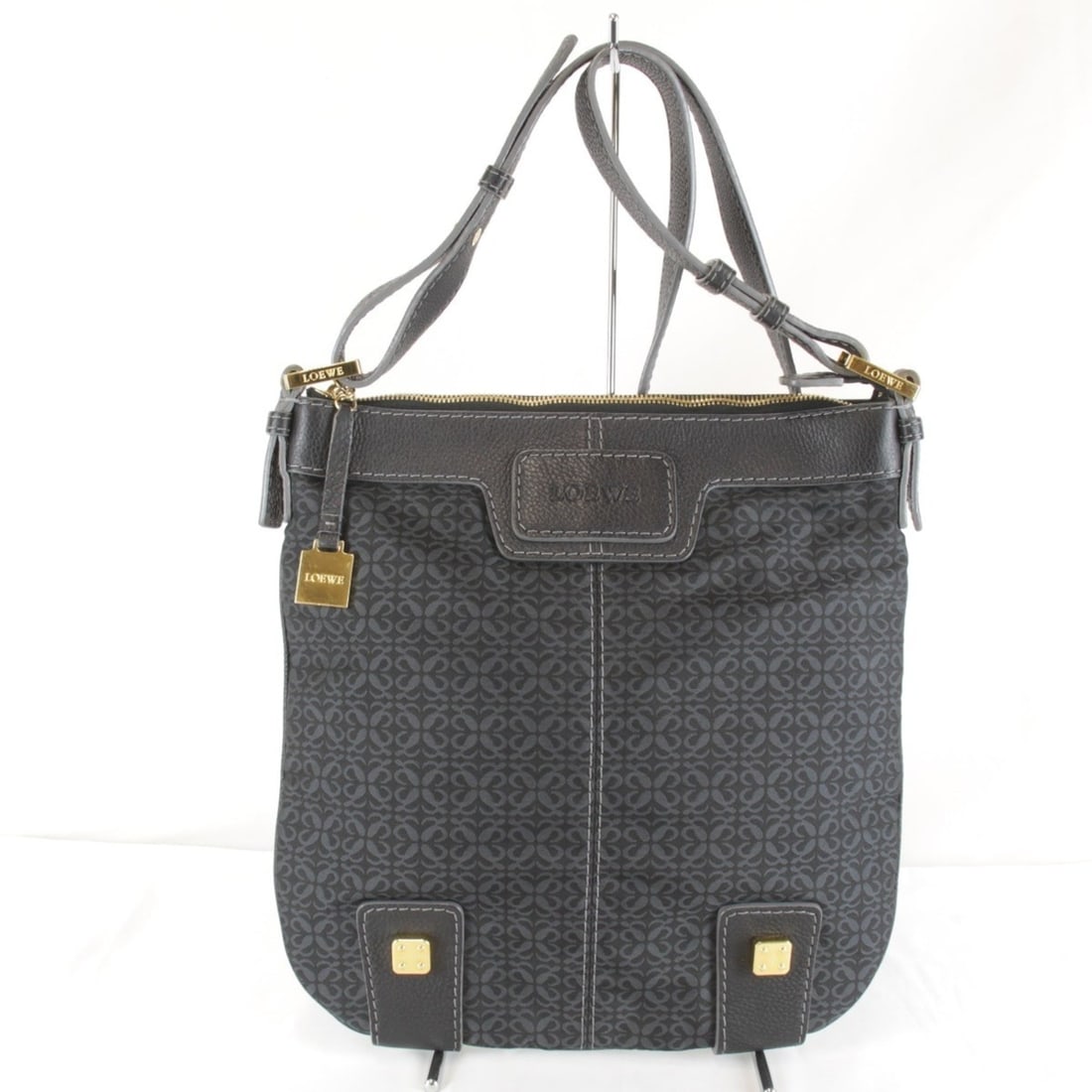 LOEWE shoulder bag, canvas/leather, black, unisex.: --- Catalog ---Category: SizeSize (HxWxD): 35cm x 35cm x 2cm / 13.77'' x 13.77'' x 0.78''Category: DesignType: Shoulder bagColor: BlackGender: UnisexMaterial: Canvas Category: GeneralBrand: Loewe--- I