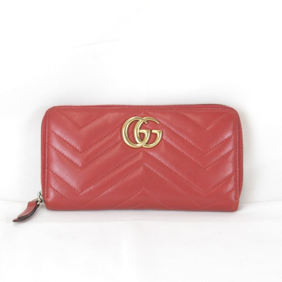 GUCCI GG Marmont Round Zip Wallet 443123.2149 Long Leather Red Women's: --- Catalog ---Category: SizeSize (HxWxD): 10cm x 18.5cm x 2.5cm / 3.93'' x 7.28'' x 0.98''Category: DesignType: Long wallet (bi-fold)Color: Red color, WhiteGender: WomenMaterial: Leather Category: Ge