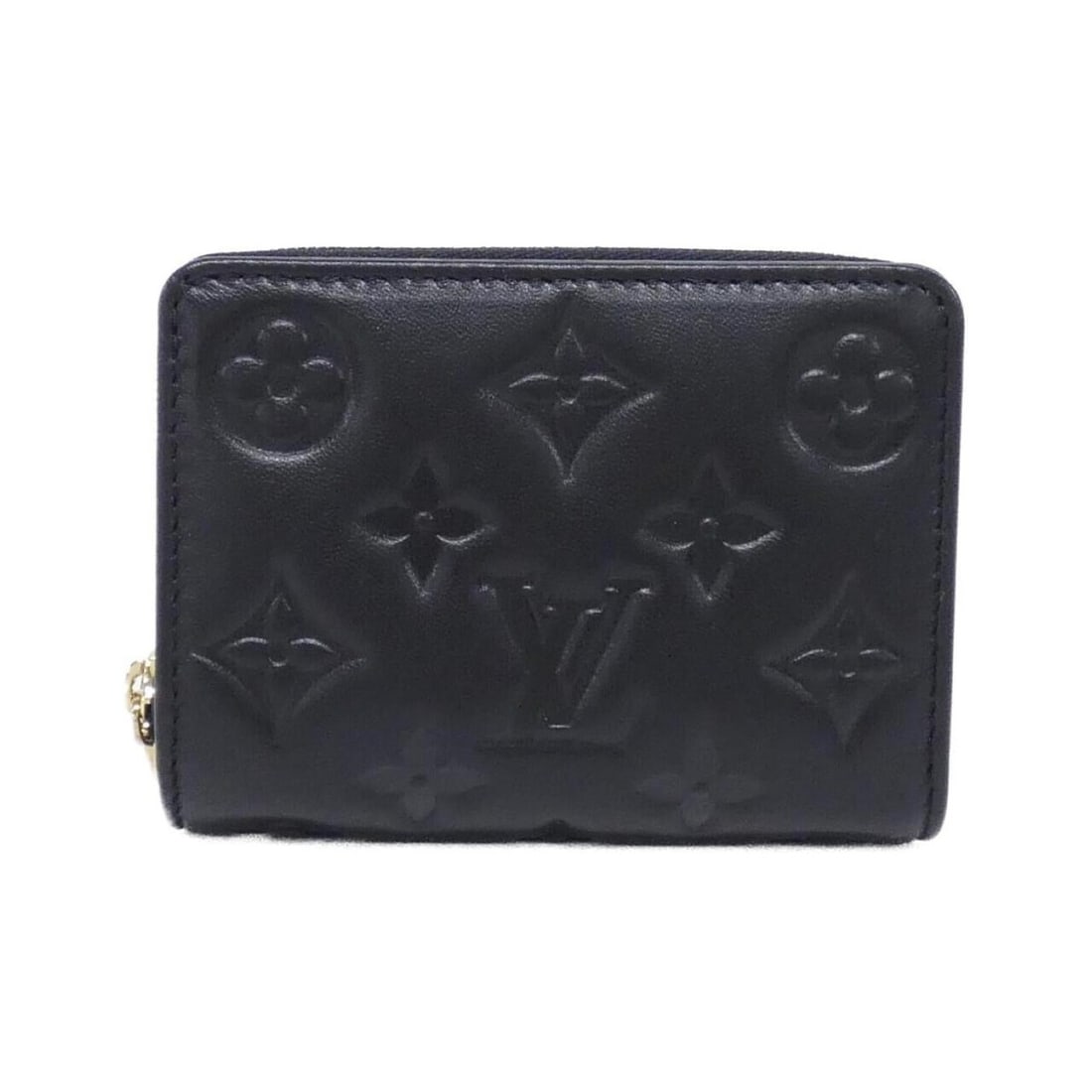 Louis Vuitton Coussin Portefeuille Lou M81599 Wallet: --- Catalog ---Category: SizeSize (HxWxD): 9cm x 11cm x 3cm / 3.54'' x 4.33'' x 1.18''Category: DesignType: Coin purse/coin caseColor: BlackGender: Women,MenMaterial: Leather Leather/Fur Type: Lambski