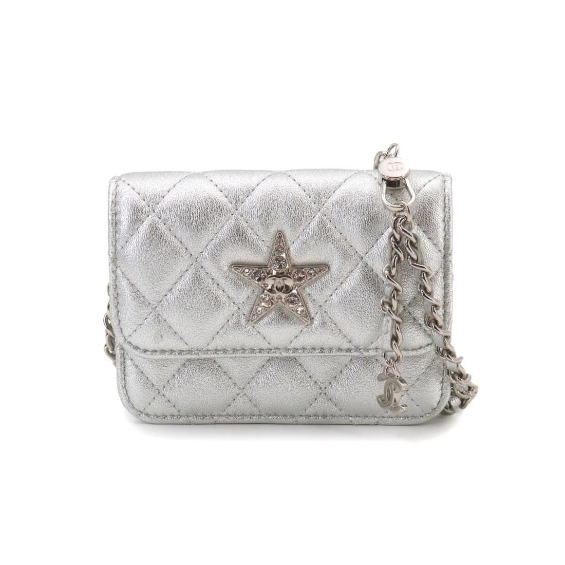 Chanel Matelassé Star Chain Bag Waist Pouch Leather Rhinestone Silver Belt: --- Catalog ---Category: SizeSize (HxWxD): 9cm x 12cm x 2.5cm / 3.54'' x 4.72'' x 0.98''Category: DesignType: Fanny packColor: SilverGender: WomenMaterial: Leather Category: GeneralBrand: Chanel--- It