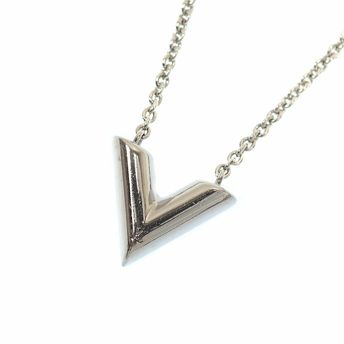 Louis Vuitton Essential V Necklace for Women, M63197, Metal, Silver Color: --- Catalog ---Category: SizePendant Size: 13mm x 16mm / 0.51'' x 0.62''Neck Circumference: 40 cm - 45.5 cm / 15.74'' - 17.91''Category: DesignColor: SilverGender: WomenMaterial: MetalNecklace Type: N