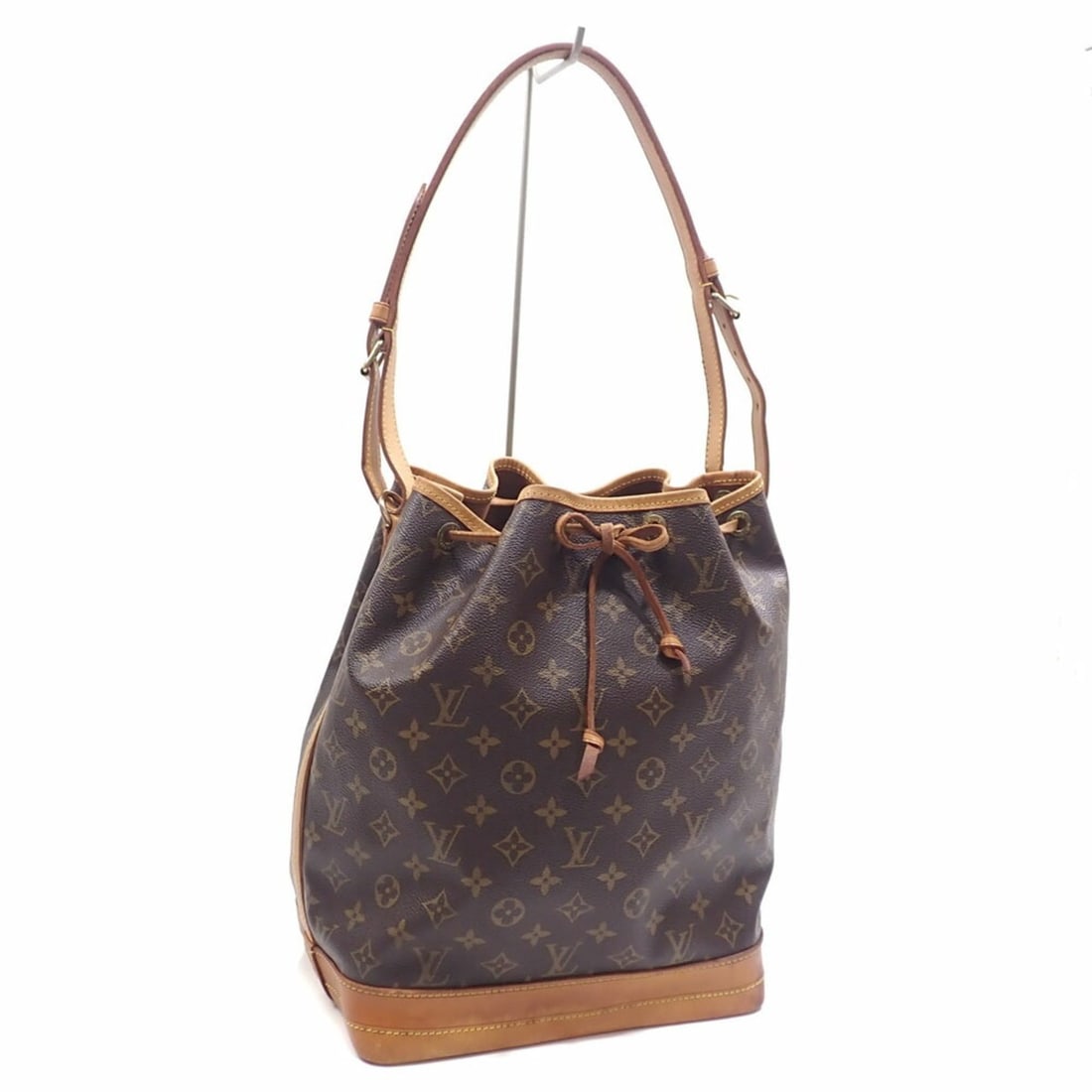 Louis Vuitton Monogram Petit Noé Shoulder Bag for Women M42226: --- Catalog ---Category: SizeSize (HxWxD): 26cm x 24cm x 18.5cm / 10.23'' x 9.44'' x 7.28''Category: DesignType: Shoulder bagColor: MonogramGender: WomenMaterial: Monogram Category: GeneralMPN: M42226