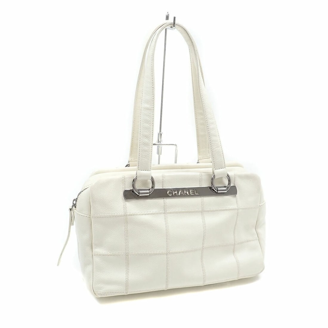 Chanel Chocolate Bar Women's White Caviar Skin A26135 Handbag: --- Catalog ---Category: SizeSize (HxWxD): 16cm x 30cm x 13cm / 6.29'' x 11.81'' x 5.11''Category: DesignType: Boston bagColor: WhiteGender: WomenMaterial: Leather Leather/Fur Type: Grained CalfskinCa