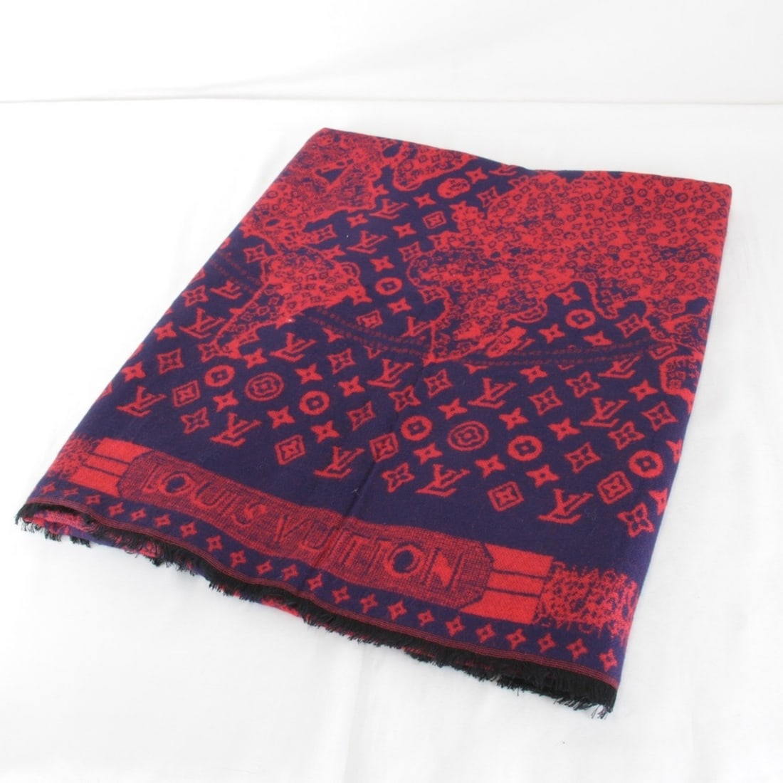 LOUIS VUITTON Louis Vuitton Large Stole Silk/Wool Navy Women's: --- Catalog ---Category: SizeSize (LxW): 1.84m x 63cm / 72.44'' x 24.8''Category: DesignType: StoleColor: NavyGender: WomenSeason: Fall/winterMaterial: Silk , Wool Category: GeneralBrand: Louis Vuitto