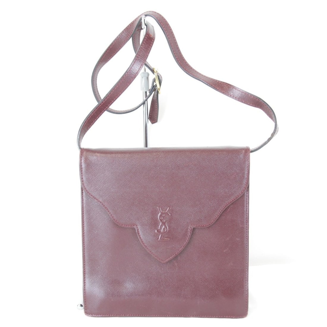 YVES SAINT LAURENT Yves Saint Laurent Shoulder Bag Leather / Saffiano Wine Red Women's: --- Catalog ---Category: SizeWeight: 390g / 13.75oz.Size (HxWxD): 19.5cm x 19cm x 3.5cm / 7.67'' x 7.48'' x 1.37''Strap Length: 87cm / 34.25''Category: DesignType: Shoulder bagColor: WineGender: Women