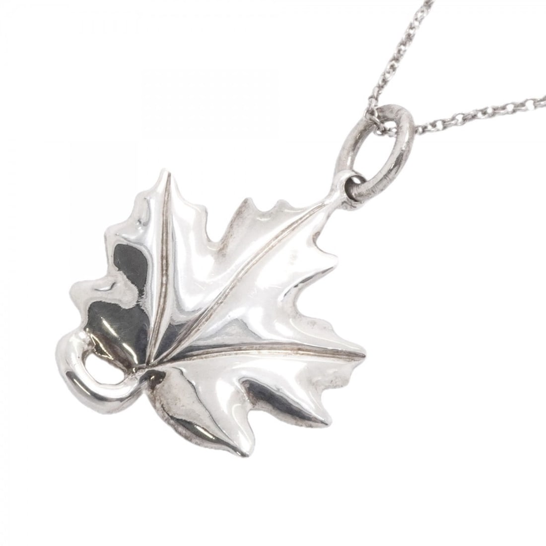 Tiffany & Co. Maple Leaf Necklace, Sterling Silver 925, Women's, P3051967: --- Catalog ---Category: SizePendant Size: 30.7mm x 20.4mm / 1.2'' x 0.8''Neck Circumference: 40.5 cm / 15.94''Category: DesignGender: WomenMaterial: Silver 925Necklace Type: NecklaceCategory: General