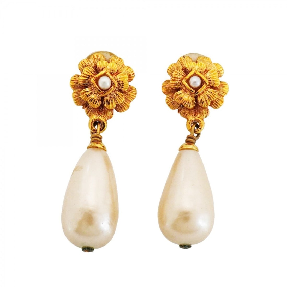 Chanel Camellia Earrings, GP Plated, Faux Pearl, Gold, Women's: --- Catalog ---Category: SizeSize (HxWxD): 45.70mm x 12.20mm / 1.80'' x 0.48''Category: DesignType: Clip earringsColor: GoldGender: WomenMaterial: Gold platingCategory: GeneralBrand: Chanel--- Item Li