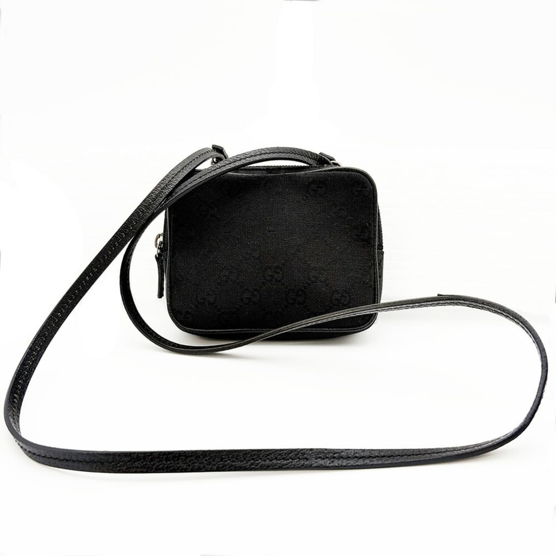 Gucci Mini Shoulder Bag 120975 GG Canvas Leather Black: --- Catalog ---Category: SizeSize (HxWxD): 11cm x 14.5cm x 3.5cm / 4.33'' x 5.7'' x 1.37''Category: DesignType: Shoulder bagColor: BlackGender: WomenMaterial: GG canvas , Leather Category: GeneralLine