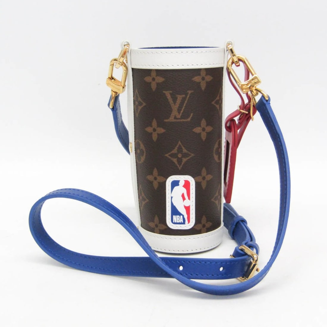 Louis Vuitton Monogram NBA Collaboration Flask Holder GI0565 Men,Women Shoulder Bag Blue,Brown,White: --- Catalog ---Category: SizeSize (HxWxD): 16cm x 6.5cm x 6cm / 6.29'' x 2.55'' x 2.36''Strap Length: 93cm - 104cm / 36.61'' - 40.94''Category: DesignType: Shoulder bagColor: Blue, Brown, WhiteGender: