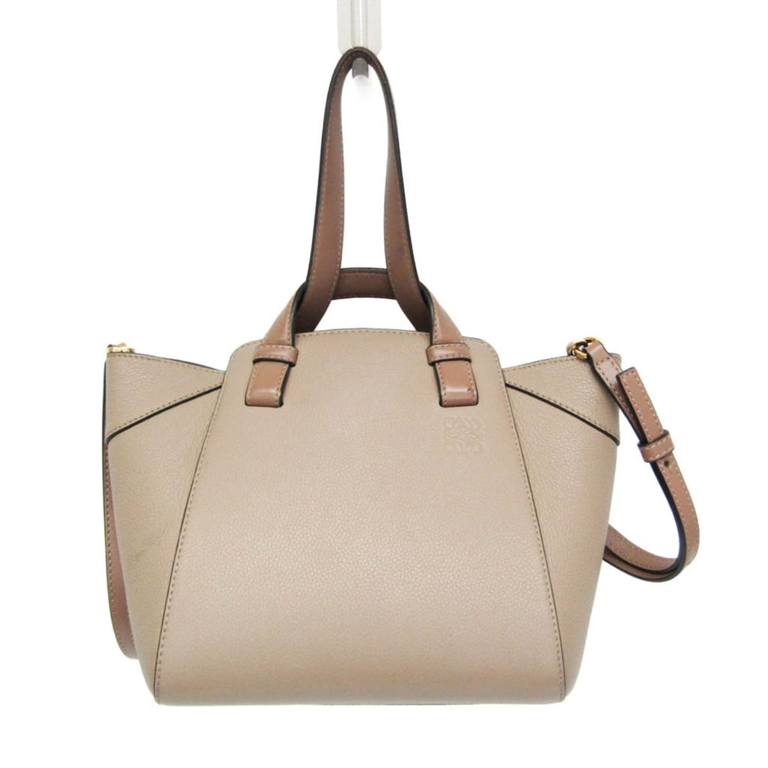 Loewe Hammock Nugget Women's Leather Handbag,Shoulder Bag Light Beige: --- Catalog ---Category: SizeHandle Drop: 15.50cm / 6.10''Size (HxWxD): 19cm x 20cm x 17.5cm / 7.48'' x 7.87'' x 6.88''Strap Length: 87cm - 114cm / 34.25'' - 44.88''Handle Length: 37cm / 14.56''Catego