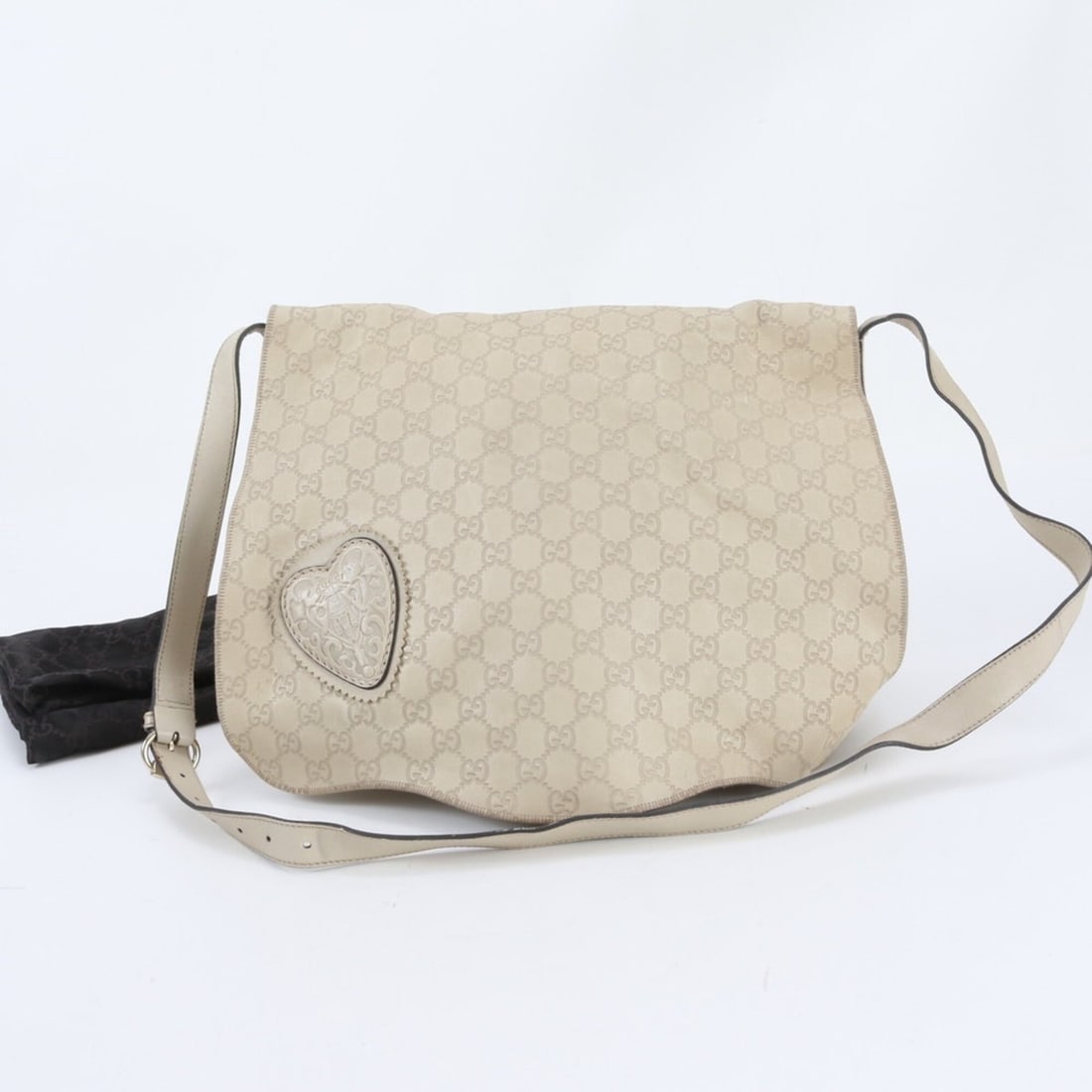 Gucci Guccissima Heart Emblem 212572 Leather Shoulder Bag for Women: --- Catalog ---Category: SizeSize (HxWxD): 27cm x 30cm x 10cm / 10.62'' x 11.81'' x 3.93''Strap Length: 112cm / 44.09''Category: DesignType: Shoulder bagColor: IvoryGender: WomenMaterial: Leather Cate
