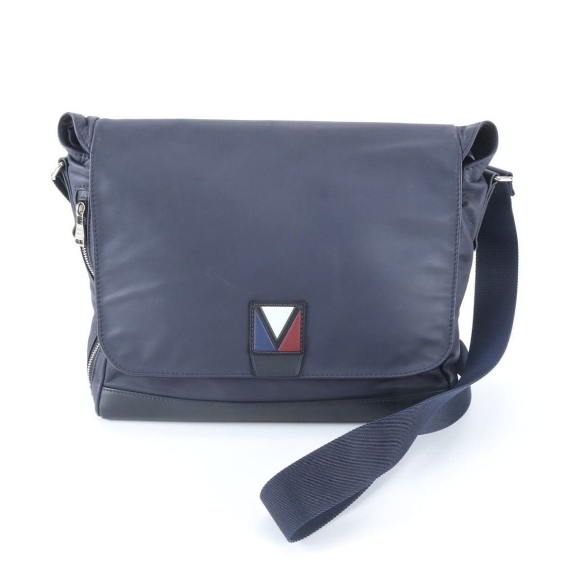Louis Vuitton V-Line Cross M50443 Leather Shoulder Bag Messenger for Men: --- Catalog ---Category: SizeSize (HxWxD): 27cm x 33cm x 9cm / 10.62'' x 12.99'' x 3.54''Category: DesignType: Shoulder bagColor: NavyGender: MenMaterial: Leather Category: GeneralMPN: M50443Brand: Lo