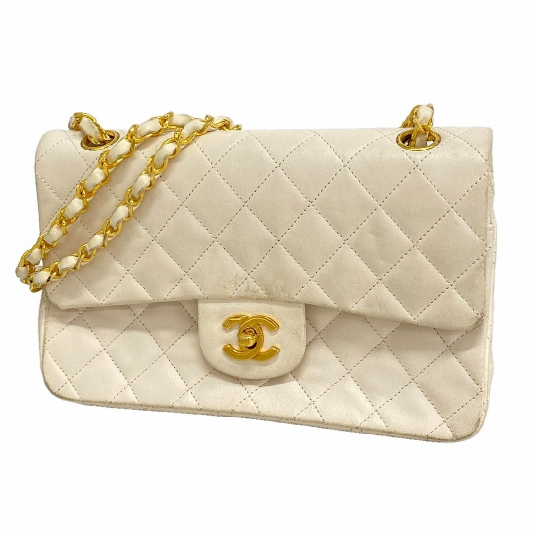 Chanel Matelassé Lambskin Shoulder Bag, White, Women's: --- Catalog ---Category: SizeSize (HxWxD): 16cm x 23cm x 6.5cm / 6.29'' x 9.05'' x 2.55''Category: DesignType: Shoulder bagColor: WhiteGender: WomenMaterial: Leather Hardware Color: GoldLeather/Fur Ty
