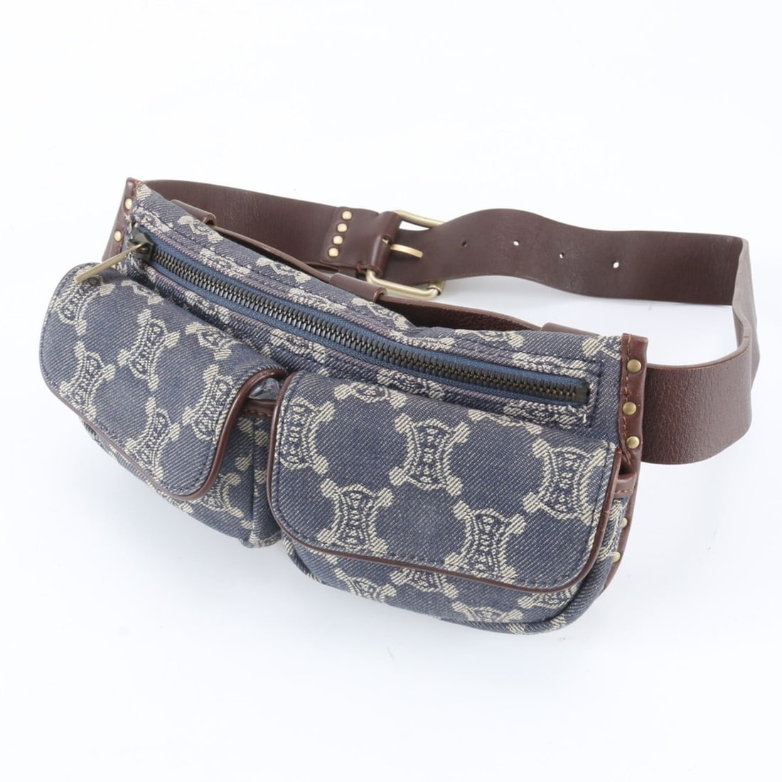 Excellent condition Celine Macadam denim and Triomphe leather 2-way body bag/waist pouch for men.: --- Catalog ---Category: SizeSize (HxWxD): 13cm x 25cm x 3cm / 5.11'' x 9.84'' x 1.18''Category: DesignType: Pouch, Sling bagColor: Blue, BrownGender: MenMaterial: Leather Category: GeneralBrand: Celi