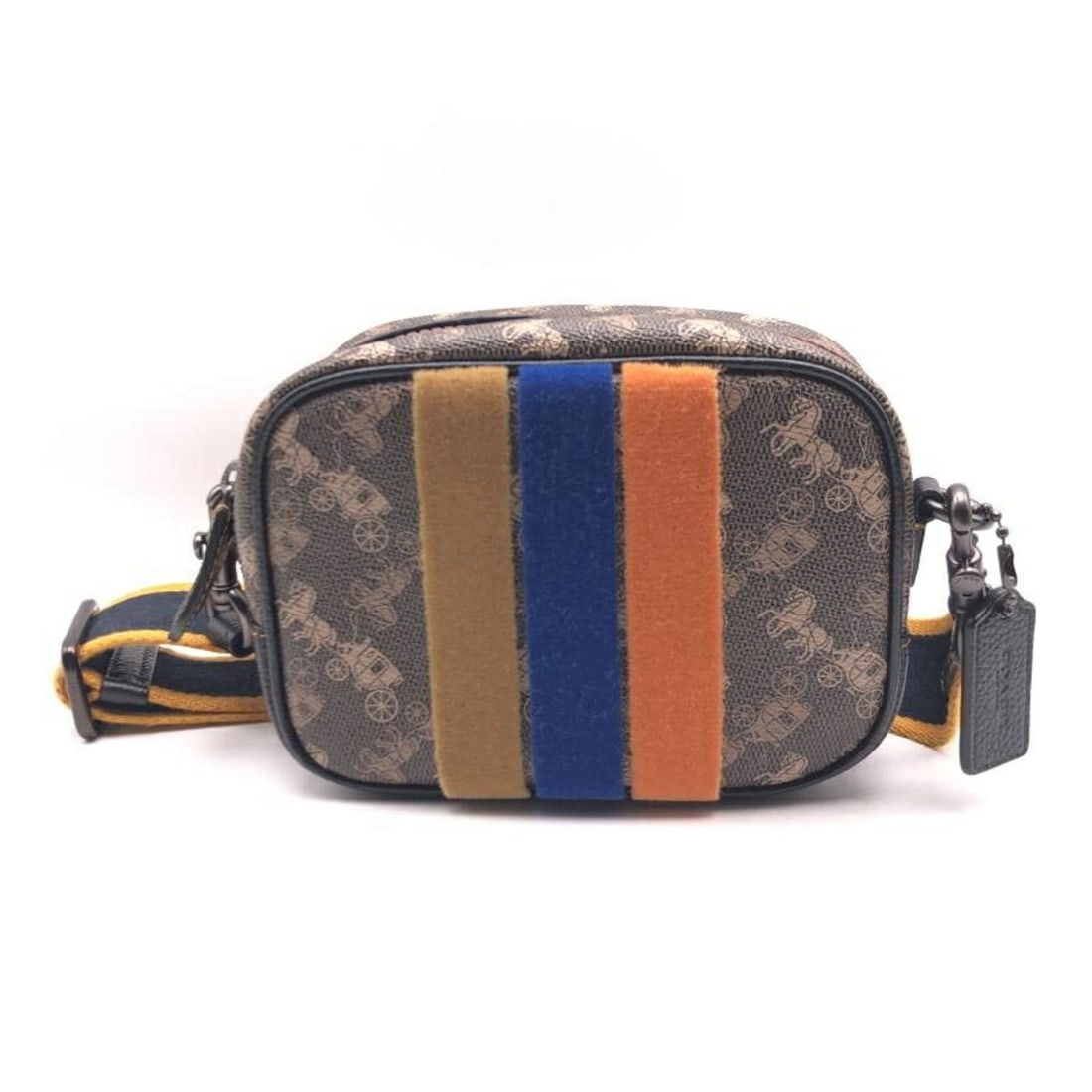COACH Camera Bag 16 Horse and Carriage Varsity Stripe Shoulder 79241 Coach: --- Catalog ---Category: SizeSize (HxWxD): 12cm x 17cm x 6cm / 4.72'' x 6.69'' x 2.36''Strap Length: 93cm / 36.61''Category: DesignType: Shoulder bagGender: Women,MenCategory: GeneralBrand: Coach--- I