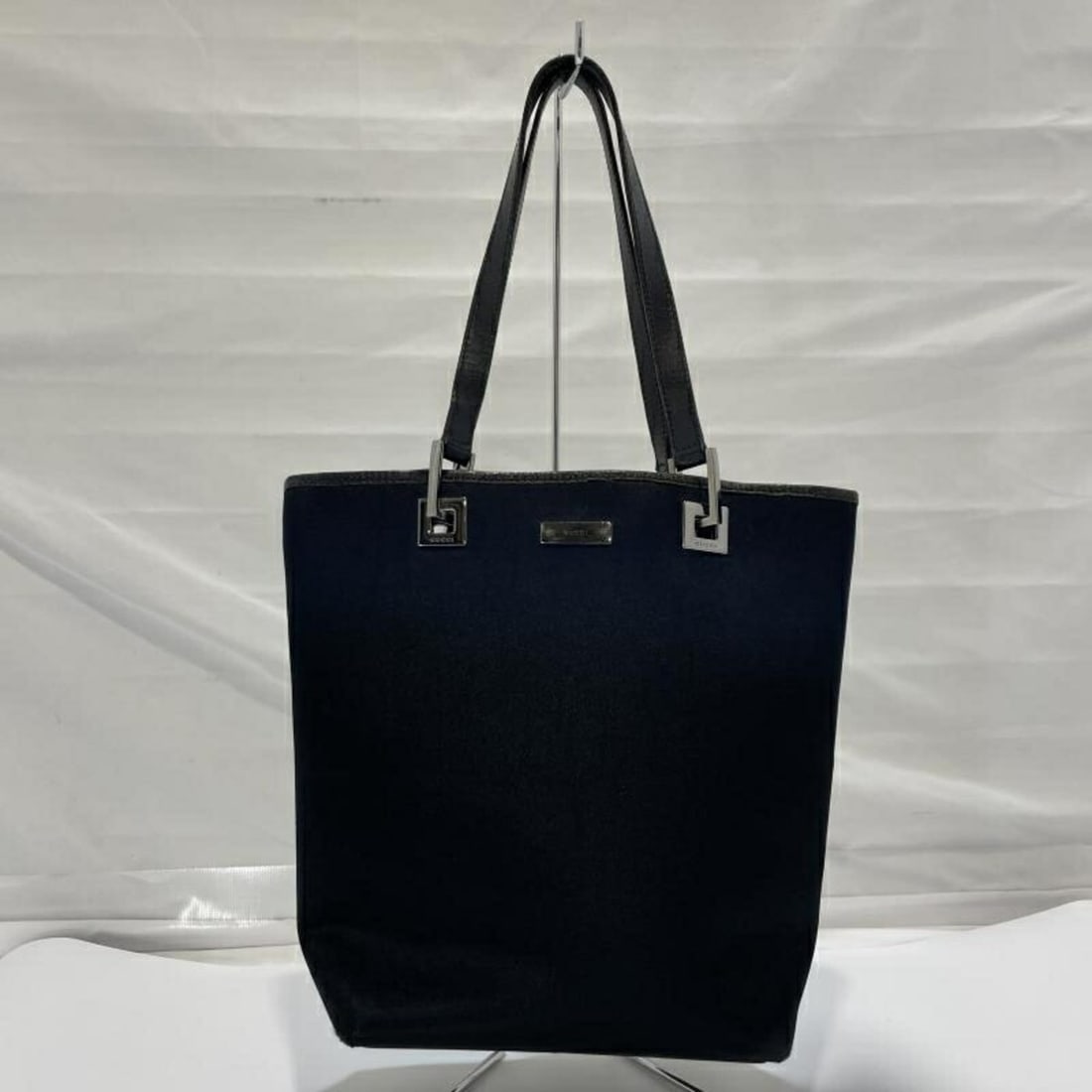 GUCCI Tote Bag 002-1099 002058 Black: --- Catalog ---Category: SizeSize (HxWxD): 25cm x 26.5cm x 9cm / 9.84'' x 10.43'' x 3.54''Category: DesignType: Tote bagColor: BlackGender: Women,MenCategory: GeneralBrand: Gucci--- Item List