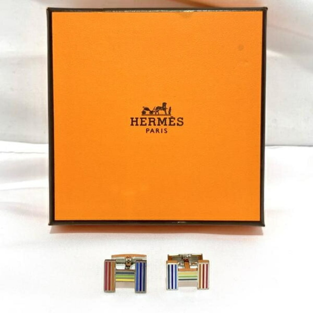 HERMES Cufflinks 077308FP02 Hermes: --- Catalog ---Category: SizeSize (HxWxD): 12.00mm x 18.00mm / 0.47'' x 0.71''Category: DesignType: CufflinksColor: SilverGender: MenCategory: GeneralBrand: Hermes--- Item List ---Section: ConditionRa