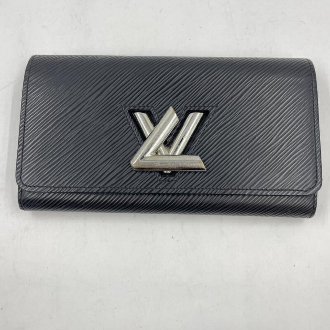 LOUIS VUITTON M68309 Epi Portefeuille Twist Long Wallet Noir Black Louis Vuitton: --- Catalog ---Category: SizeSize (HxWxD): 10.5cm x 19cm x 2.5cm / 4.13'' x 7.48'' x 0.98''Category: DesignType: Long wallet (bi-fold)Color: BlackGender: Women,MenMaterial: Epi leather Category: