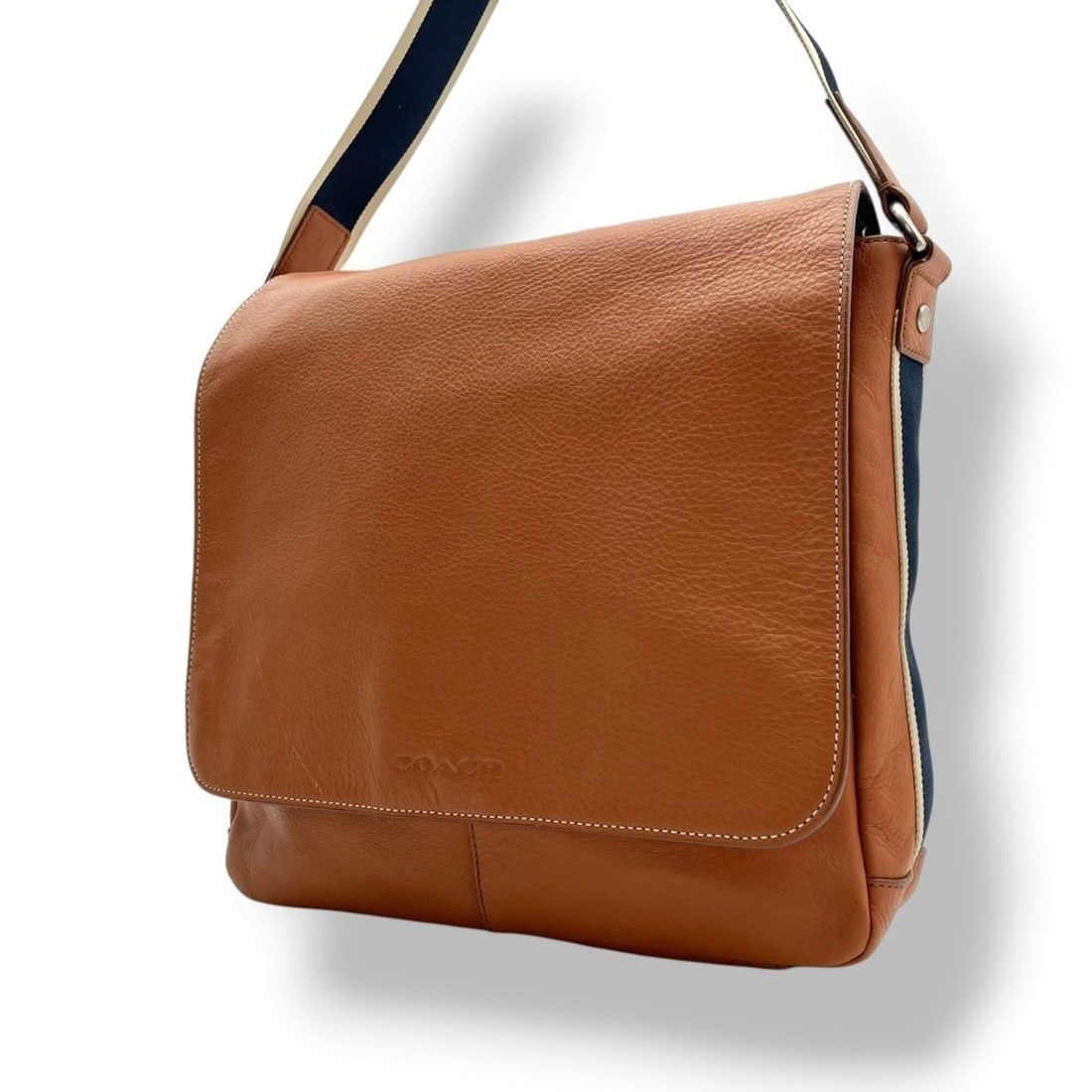 COACH Heritage Web Leather Messenger Bag Shoulder Camel Brown Men's F70555 S58: --- Catalog ---Category: SizeSize (HxWxD): 30cm x 32cm x 9cm / 11.81'' x 12.59'' x 3.54''Category: DesignType: Messenger bag, Shoulder bagColor: CamelGender: MenMaterial: Leather Category: GeneralMPN: