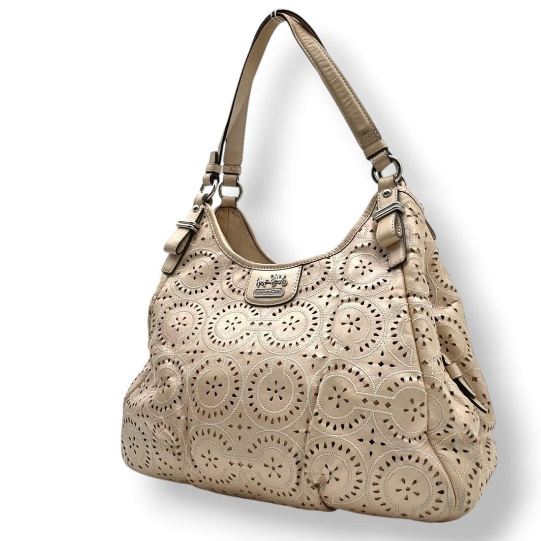 Coach Madison Lace Leather Maggie Shoulder Bag Pink Beige Tote for Women S20: --- Catalog ---Category: SizeSize (HxWxD): 30cm x 33cm x 15cm / 11.81'' x 12.99'' x 5.9''Category: DesignType: Shoulder bag, Tote bagColor: Pink beige, SilverGender: WomenMaterial: Leather Category: G